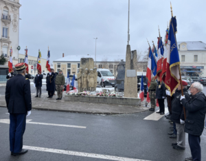 Les porte-drapeaux devant le monument commémoratif