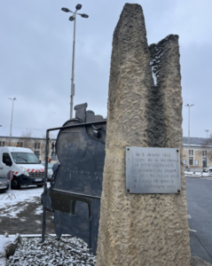 Vue partielle du monument commémoratif du 6 janvier 1943 locomotive